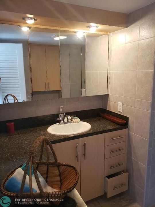 For Rent: $2,400 (1 beds, 1 baths, 728 Square Feet)