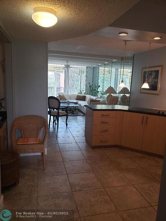 For Rent: $2,400 (1 beds, 1 baths, 728 Square Feet)