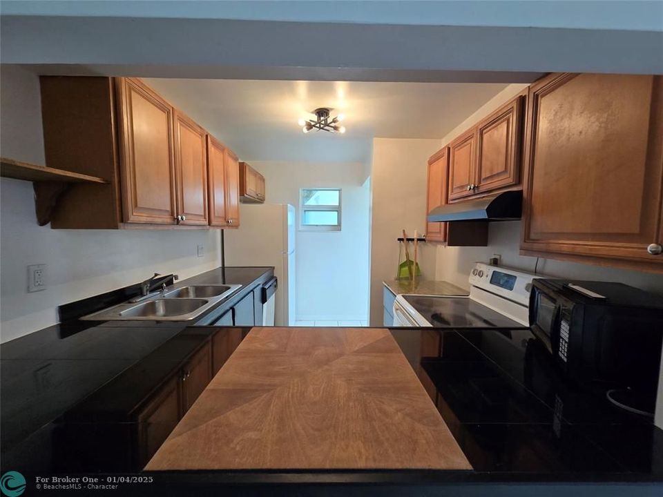 For Sale: $219,900 (2 beds, 2 baths, 965 Square Feet)