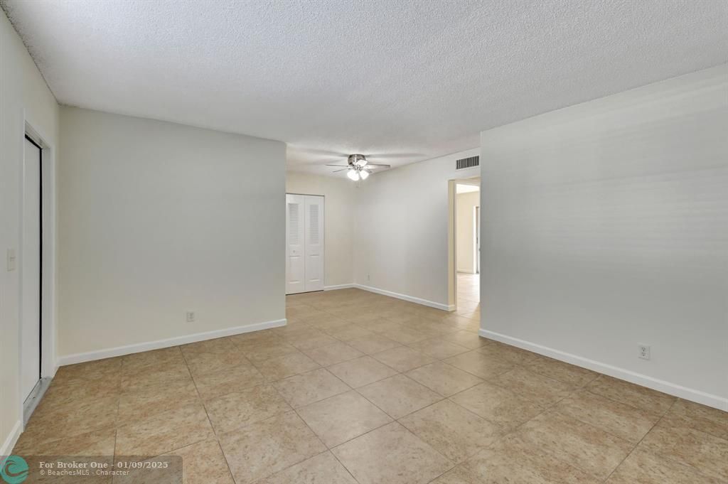 For Sale: $200,000 (2 beds, 1 baths, 751 Square Feet)