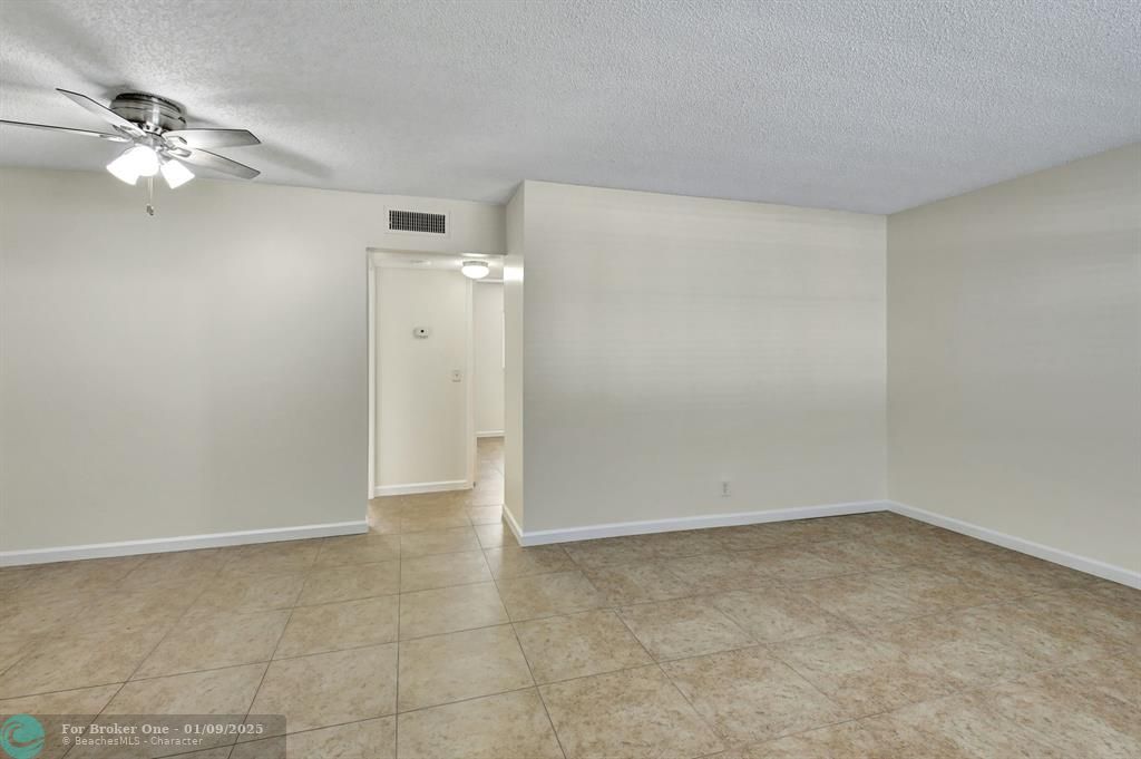 For Sale: $200,000 (2 beds, 1 baths, 751 Square Feet)