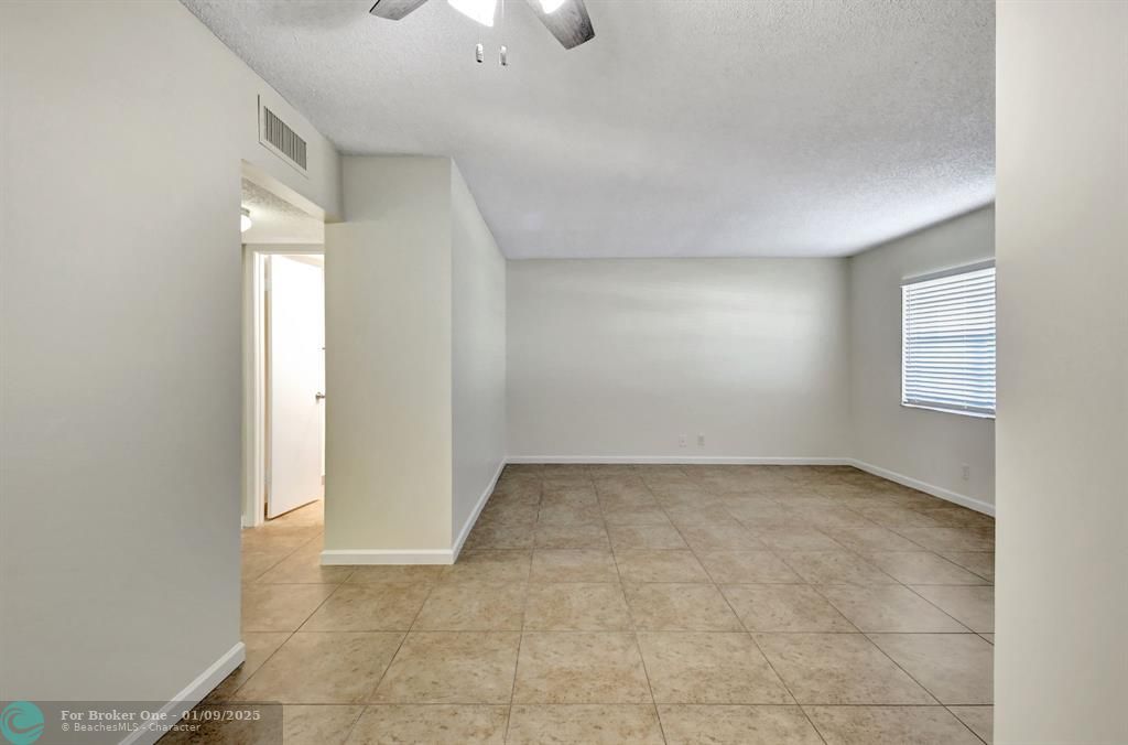 For Sale: $200,000 (2 beds, 1 baths, 751 Square Feet)