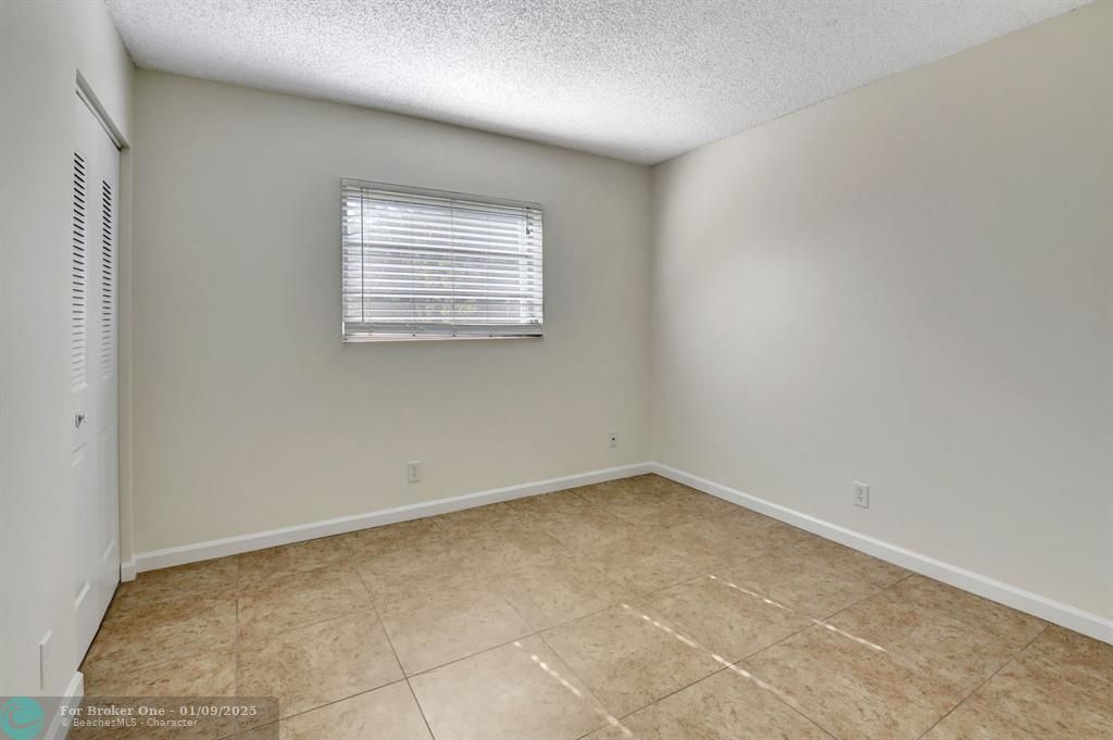 For Sale: $200,000 (2 beds, 1 baths, 751 Square Feet)