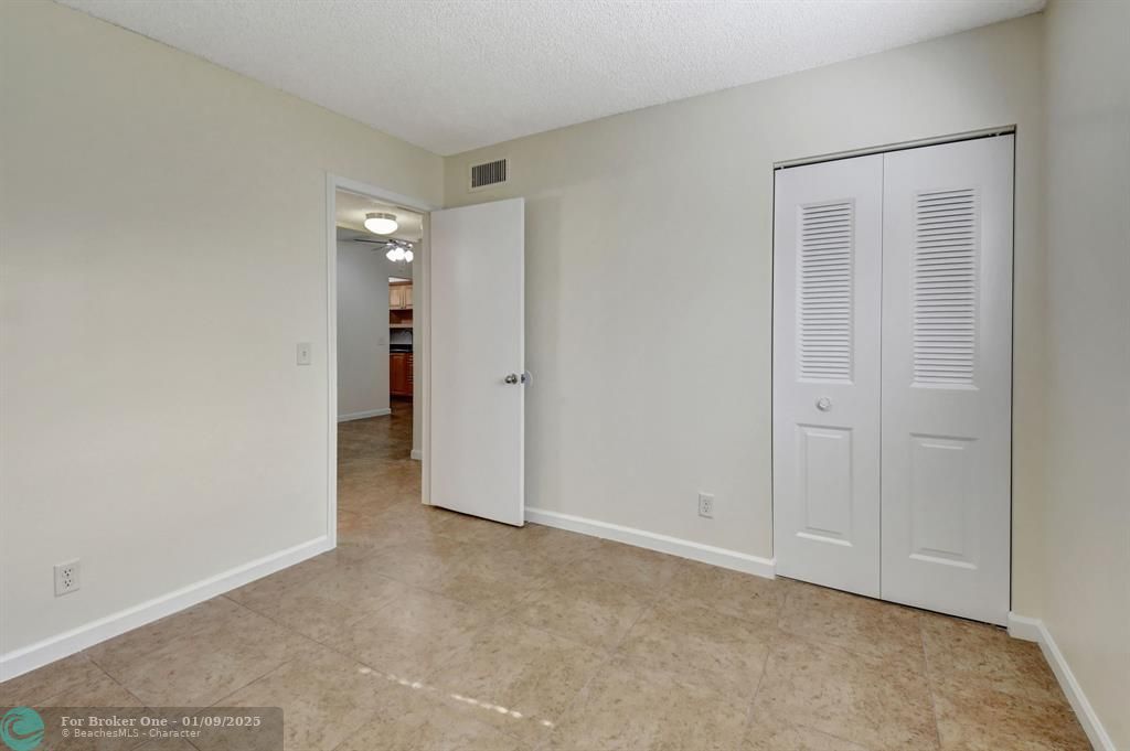 For Sale: $200,000 (2 beds, 1 baths, 751 Square Feet)