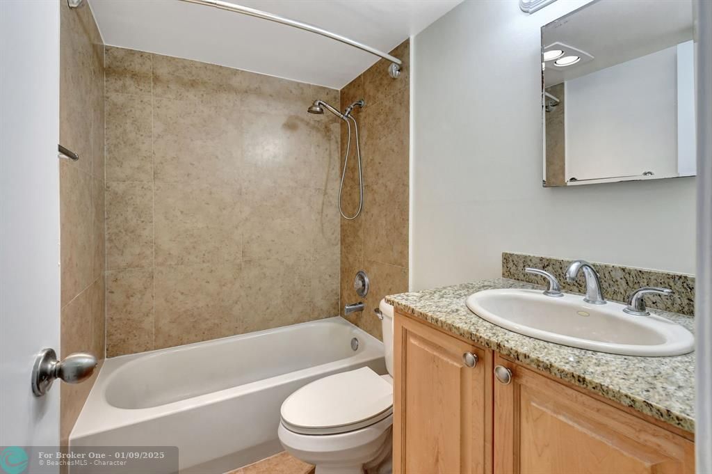 For Sale: $200,000 (2 beds, 1 baths, 751 Square Feet)