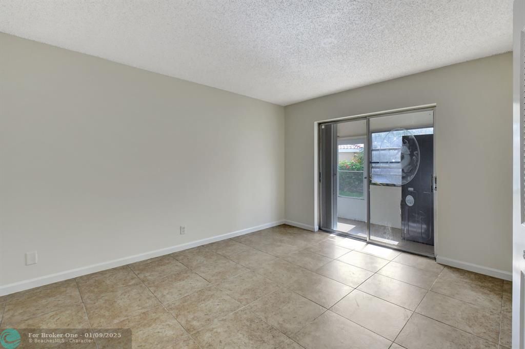 For Sale: $200,000 (2 beds, 1 baths, 751 Square Feet)