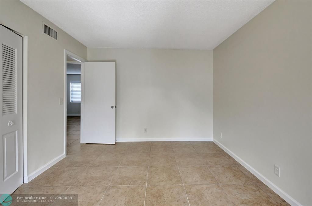 For Sale: $200,000 (2 beds, 1 baths, 751 Square Feet)