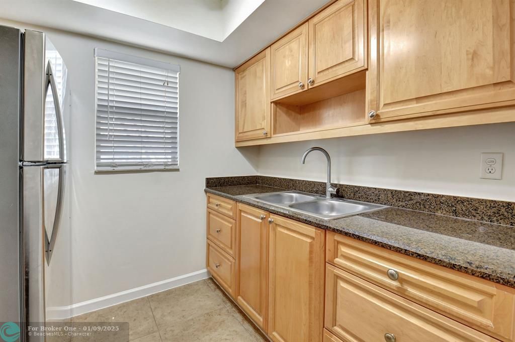 For Sale: $200,000 (2 beds, 1 baths, 751 Square Feet)