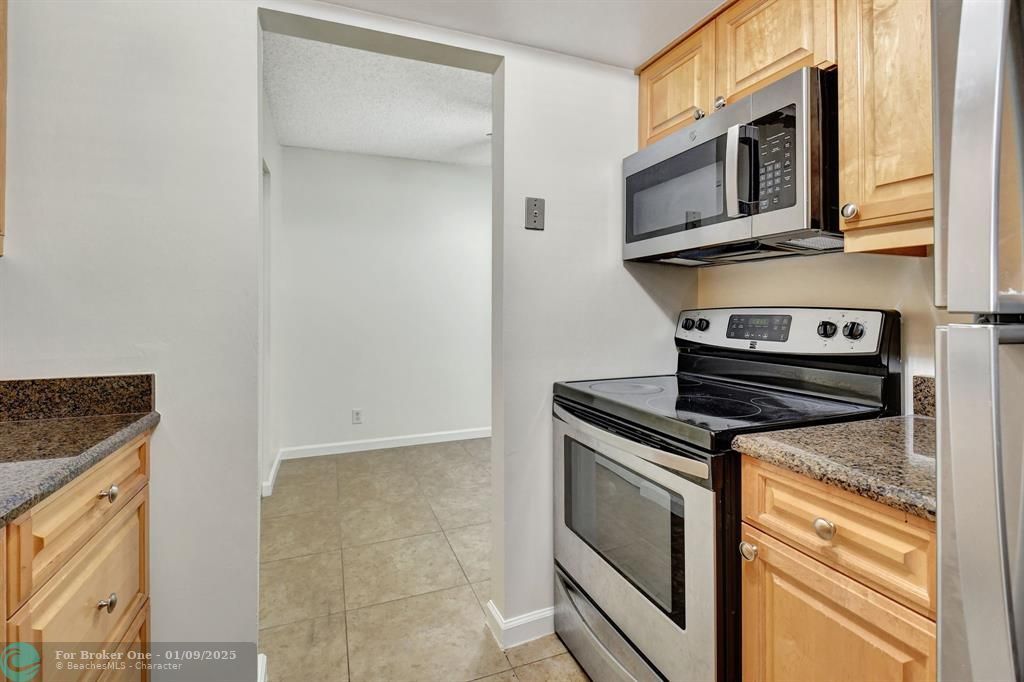 For Sale: $200,000 (2 beds, 1 baths, 751 Square Feet)