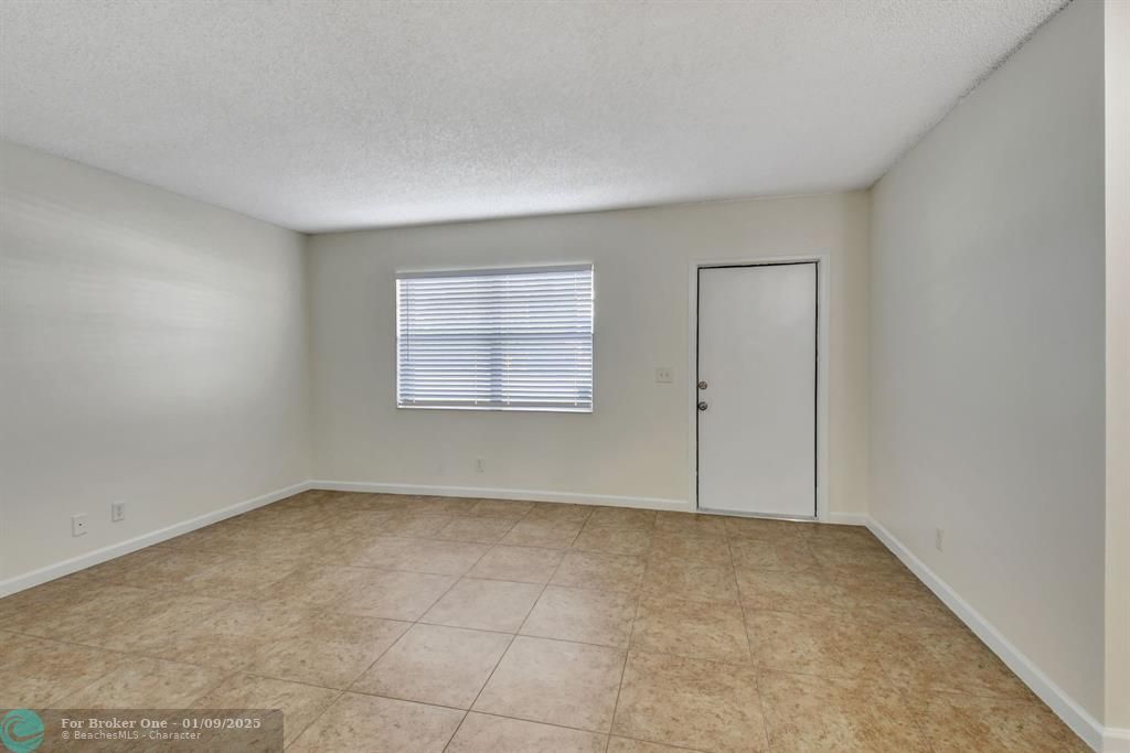 For Sale: $200,000 (2 beds, 1 baths, 751 Square Feet)