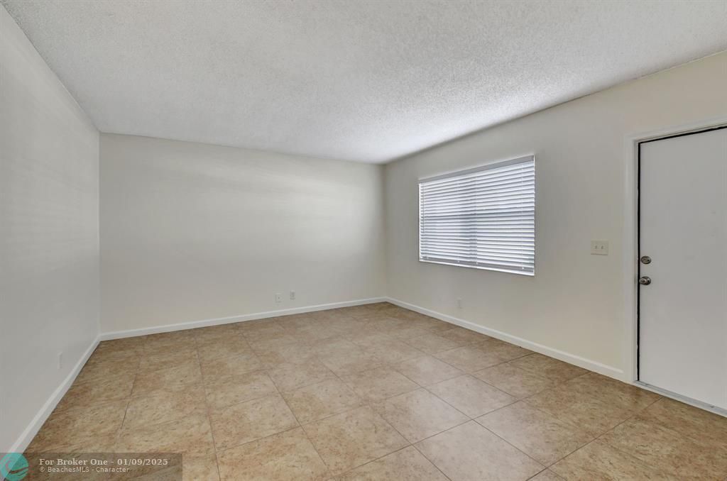 For Sale: $200,000 (2 beds, 1 baths, 751 Square Feet)