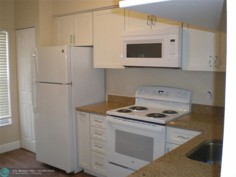 For Rent: $2,550 (2 beds, 2 baths, 1110 Square Feet)