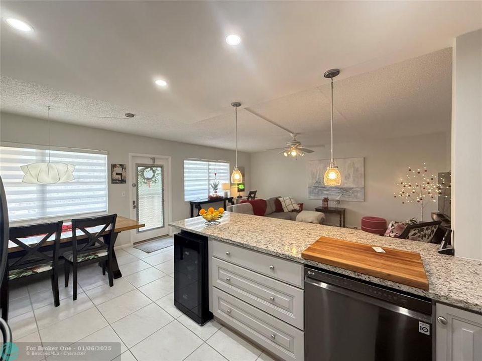 For Sale: $249,000 (2 beds, 2 baths, 983 Square Feet)