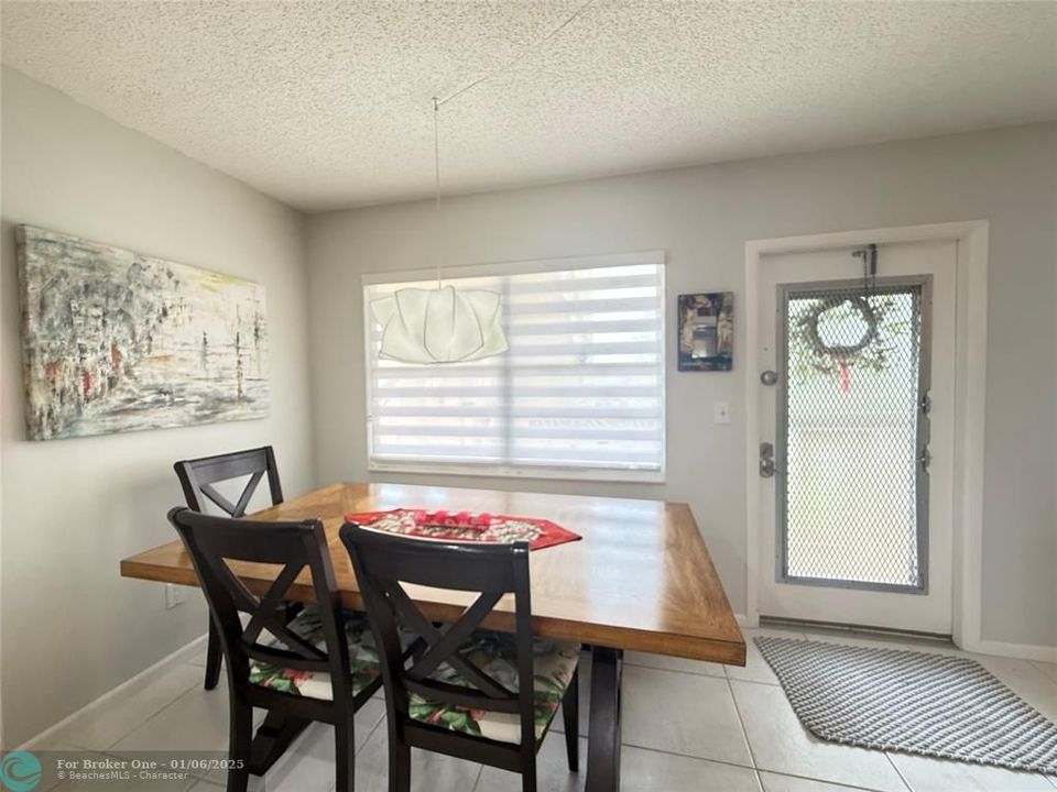 For Sale: $249,000 (2 beds, 2 baths, 983 Square Feet)