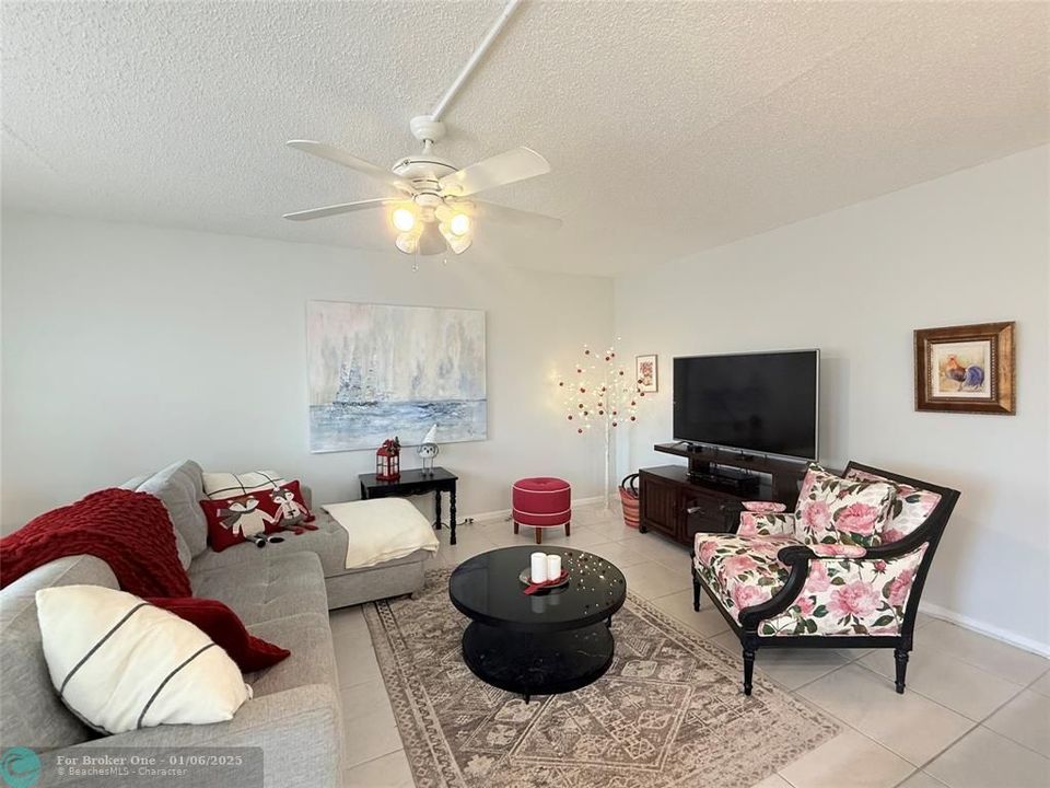 For Sale: $249,000 (2 beds, 2 baths, 983 Square Feet)