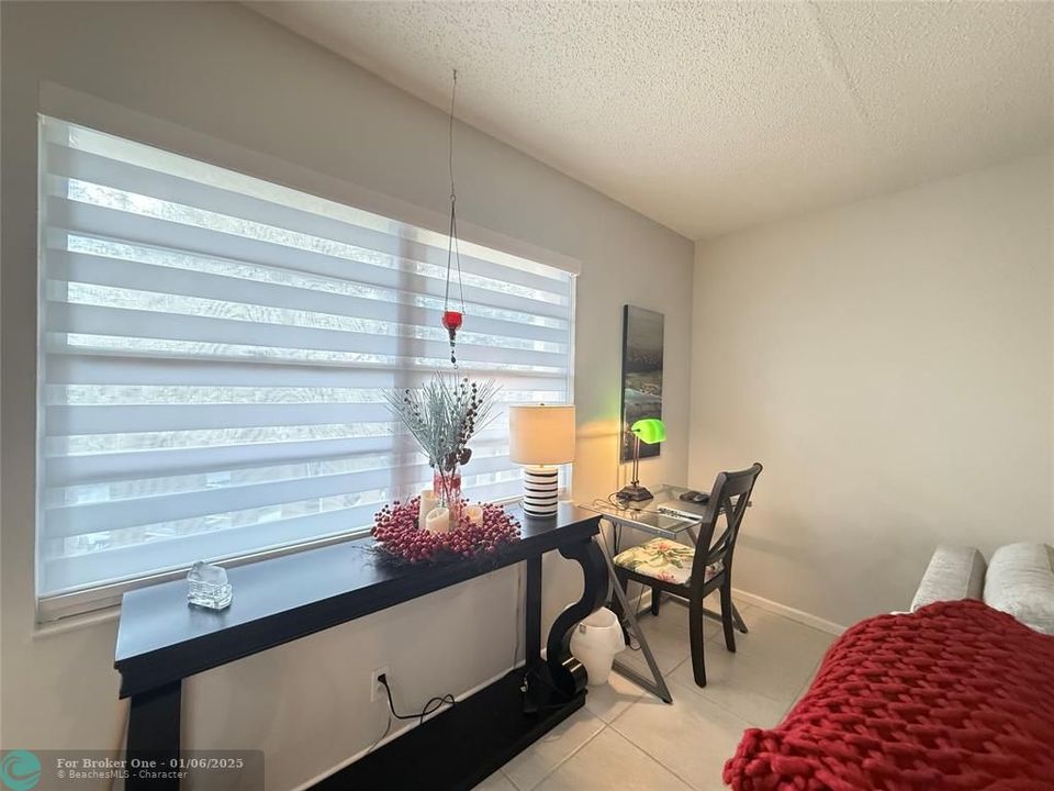 For Sale: $249,000 (2 beds, 2 baths, 983 Square Feet)