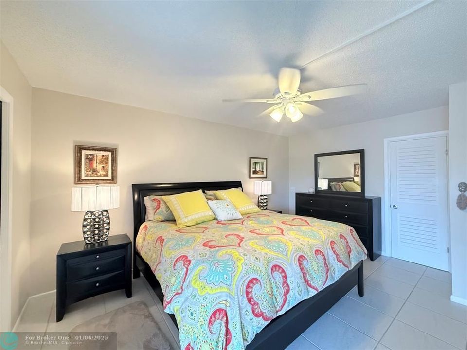 For Sale: $249,000 (2 beds, 2 baths, 983 Square Feet)