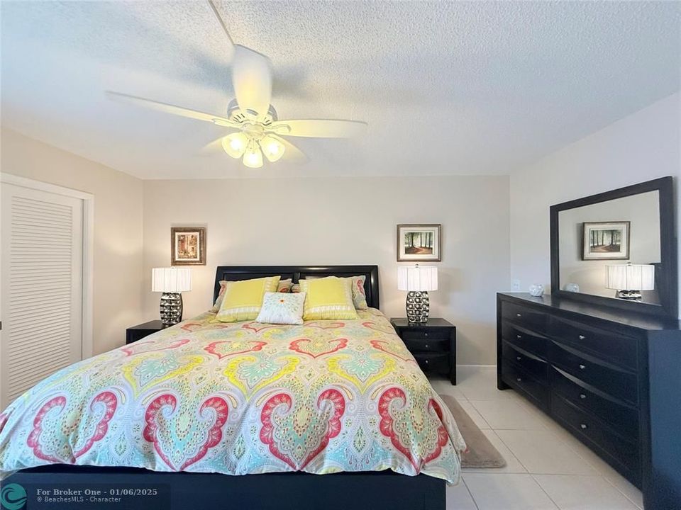 For Sale: $249,000 (2 beds, 2 baths, 983 Square Feet)