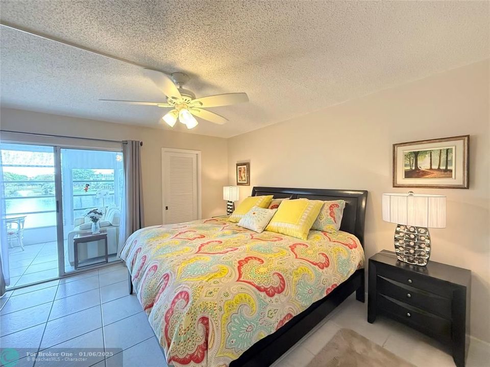 For Sale: $249,000 (2 beds, 2 baths, 983 Square Feet)