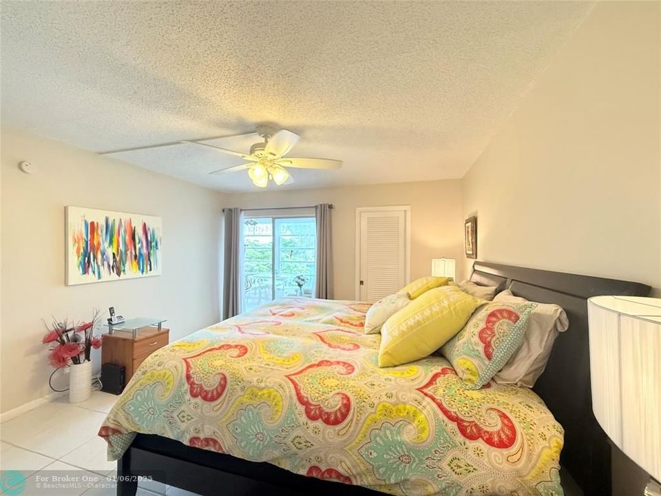 For Sale: $249,000 (2 beds, 2 baths, 983 Square Feet)