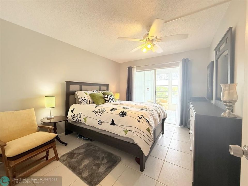 For Sale: $249,000 (2 beds, 2 baths, 983 Square Feet)