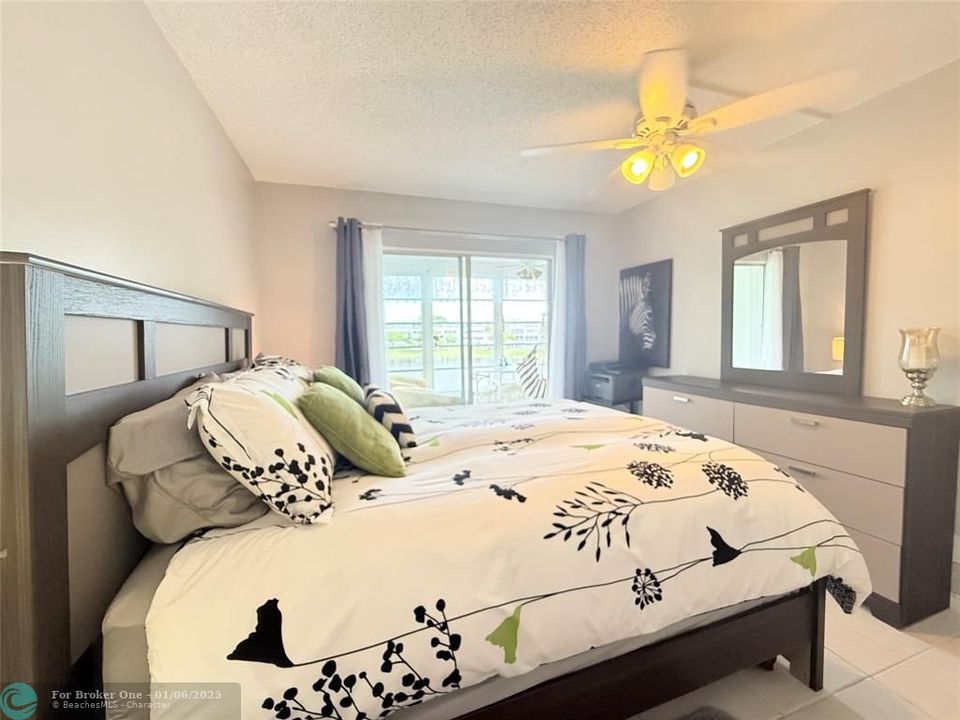 For Sale: $249,000 (2 beds, 2 baths, 983 Square Feet)