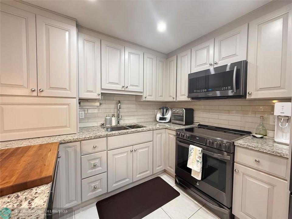 For Sale: $249,000 (2 beds, 2 baths, 983 Square Feet)