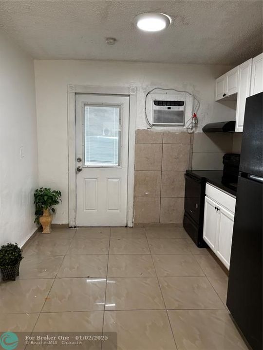 For Rent: $2,250 (2 beds, 1 baths, 974 Square Feet)