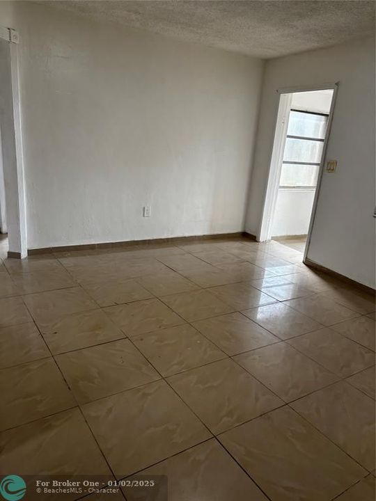 For Rent: $2,250 (2 beds, 1 baths, 974 Square Feet)