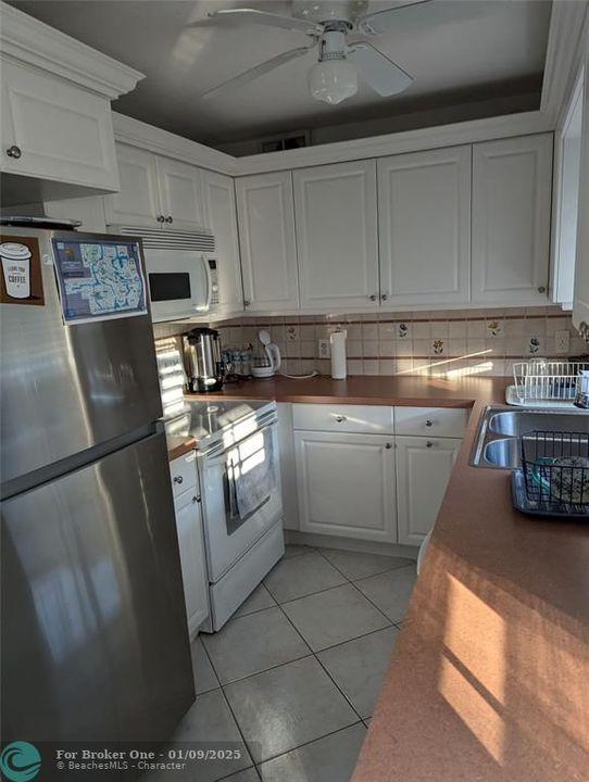 For Sale: $280,000 (2 beds, 1 baths, 841 Square Feet)