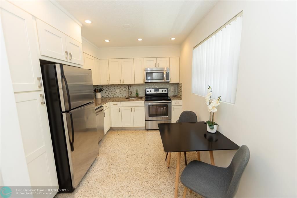 For Rent: $2,650 (2 beds, 1 baths, 891 Square Feet)