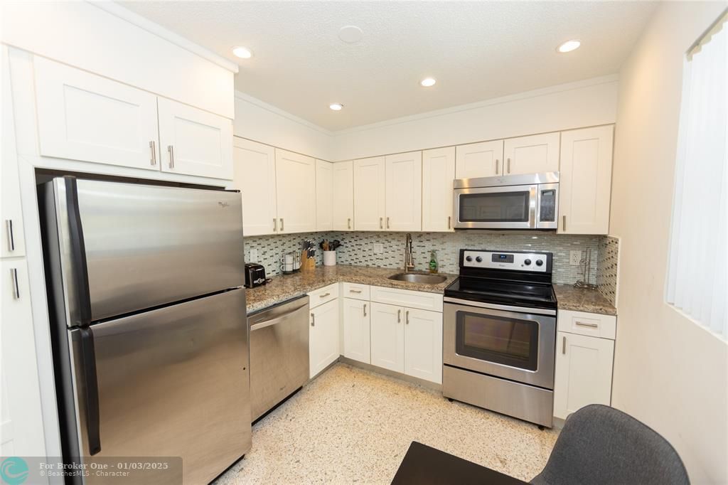 For Rent: $2,650 (2 beds, 1 baths, 891 Square Feet)