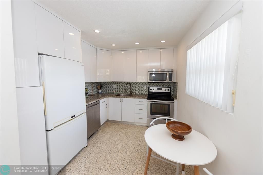 For Rent: $2,650 (2 beds, 1 baths, 891 Square Feet)