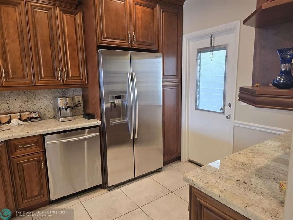 For Sale: $175,000 (1 beds, 1 baths, 755 Square Feet)