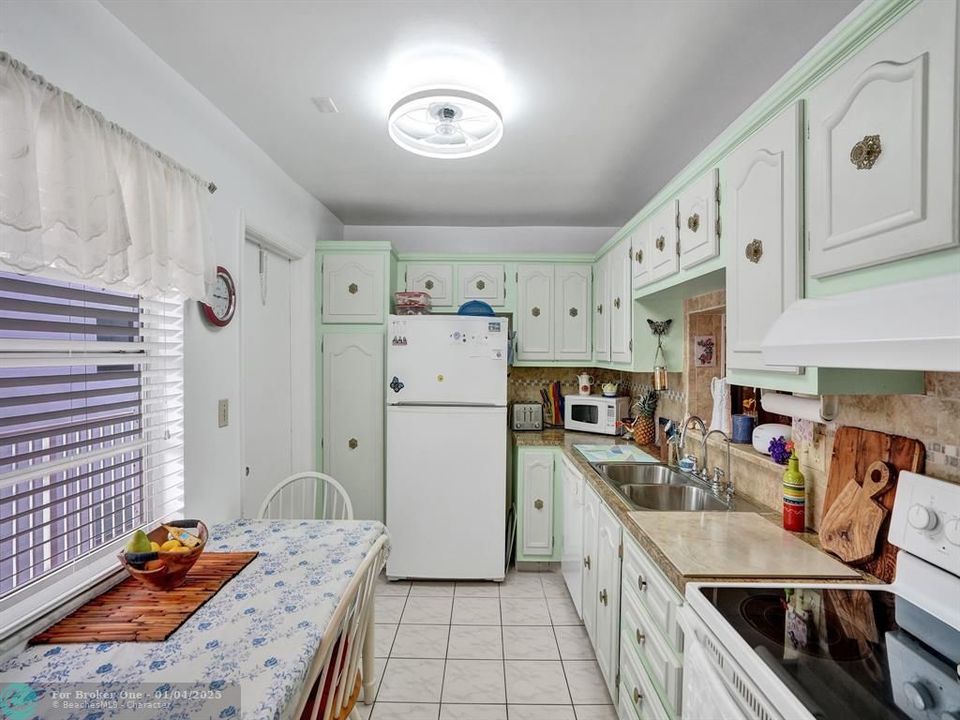 For Sale: $146,000 (2 beds, 2 baths, 1200 Square Feet)