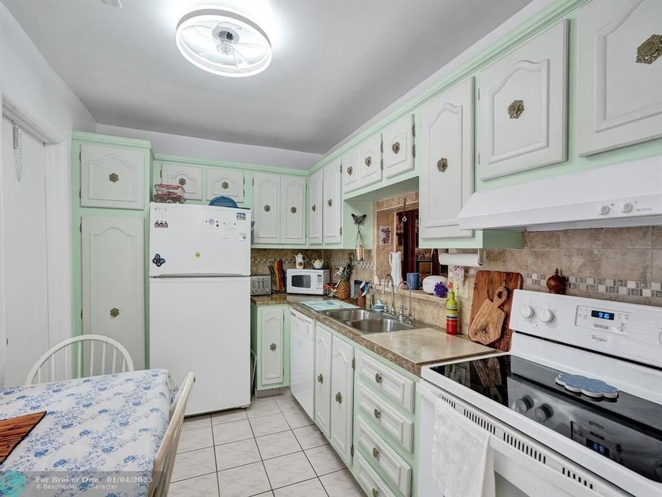 For Sale: $146,000 (2 beds, 2 baths, 1200 Square Feet)