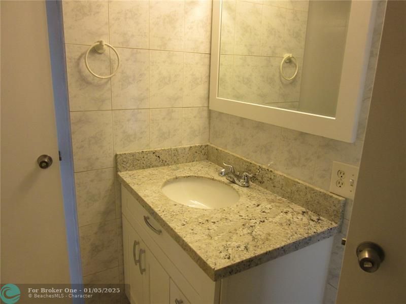 For Sale: $190,000 (1 beds, 1 baths, 670 Square Feet)