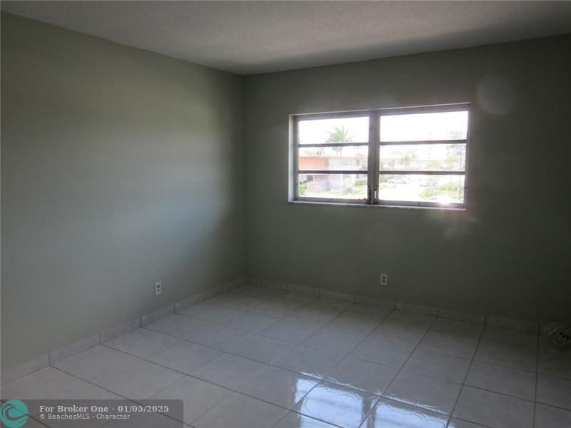 For Sale: $190,000 (1 beds, 1 baths, 670 Square Feet)