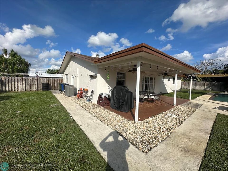 For Sale: $649,000 (4 beds, 2 baths, 1672 Square Feet)