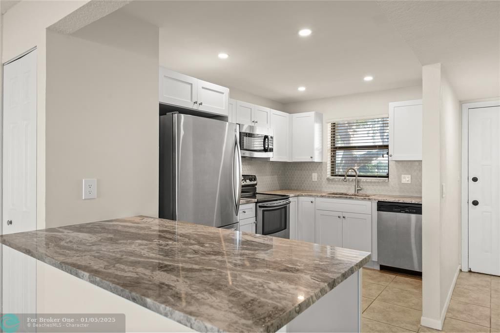 For Sale: $219,500 (2 beds, 2 baths, 986 Square Feet)