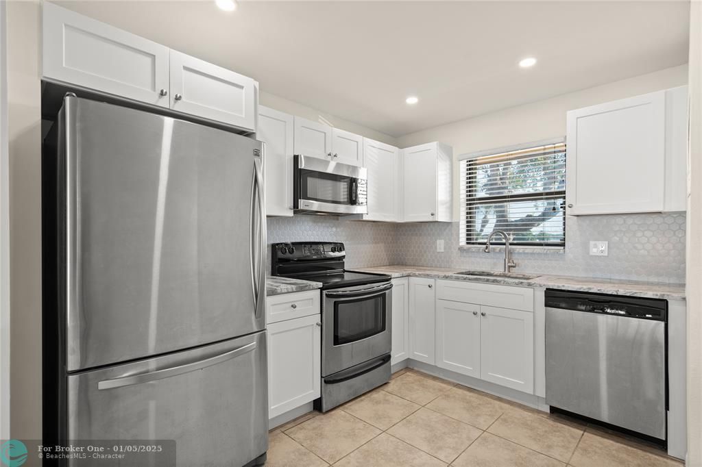 For Sale: $219,500 (2 beds, 2 baths, 986 Square Feet)