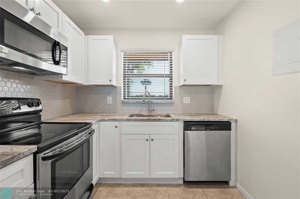 For Sale: $219,500 (2 beds, 2 baths, 986 Square Feet)