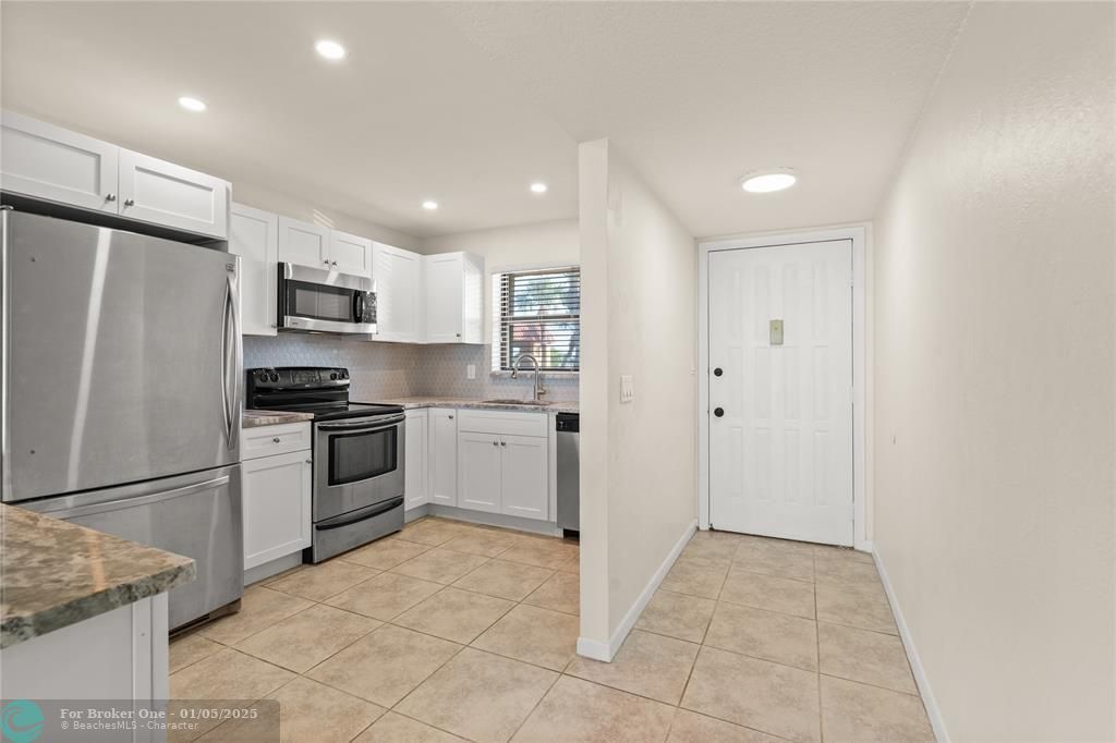 For Sale: $219,500 (2 beds, 2 baths, 986 Square Feet)