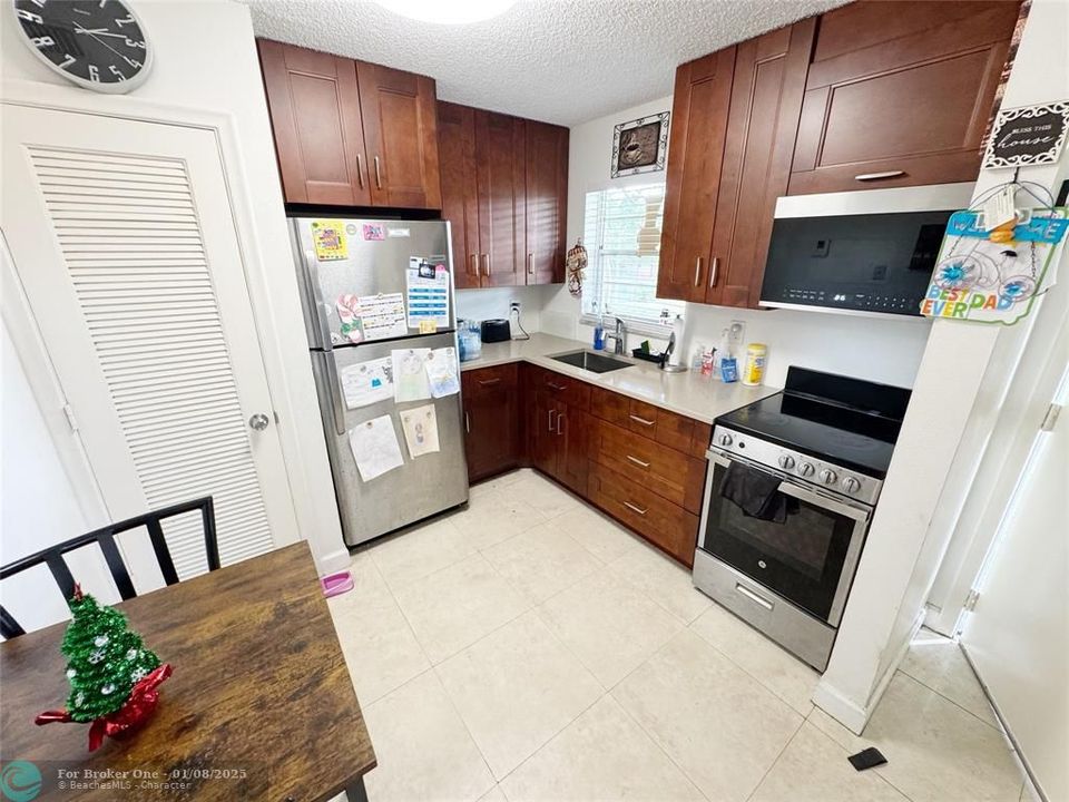 For Sale: $165,000 (2 beds, 1 baths, 609 Square Feet)