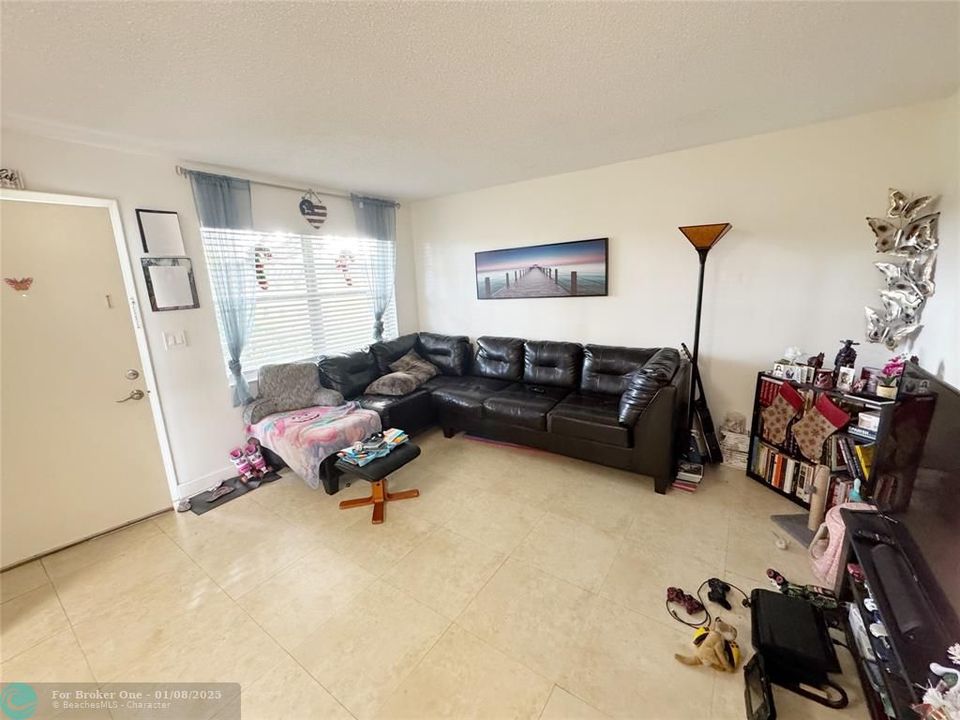 For Sale: $165,000 (2 beds, 1 baths, 609 Square Feet)