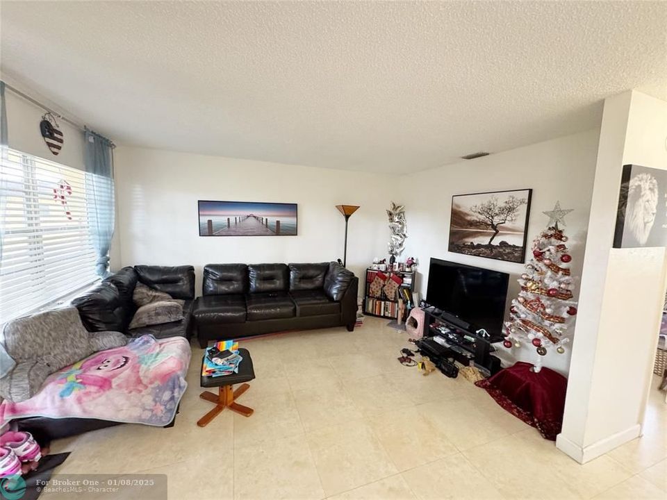 For Sale: $165,000 (2 beds, 1 baths, 609 Square Feet)