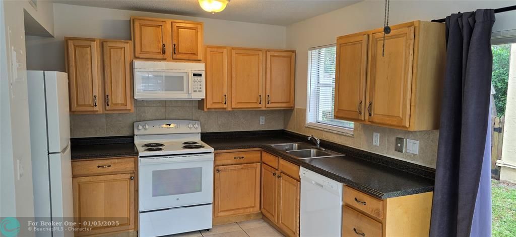 For Rent: $2,150 (2 beds, 1 baths, 2160 Square Feet)