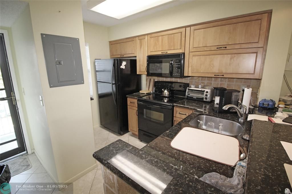 For Sale: $199,999 (2 beds, 2 baths, 840 Square Feet)