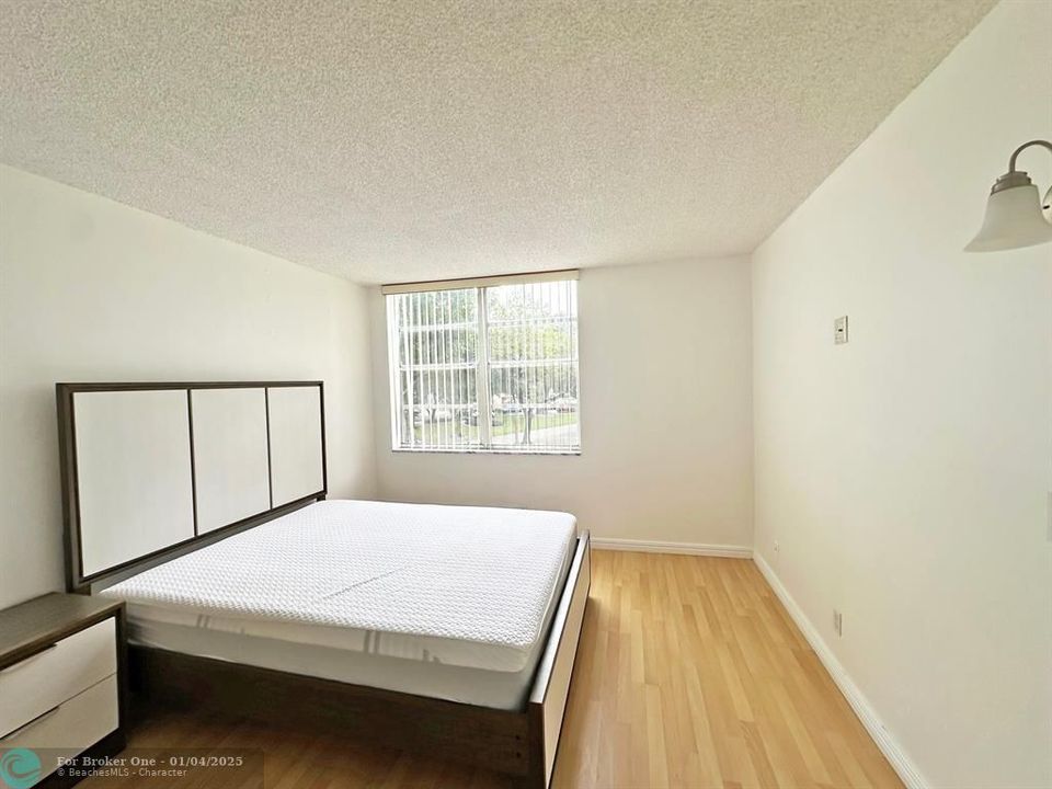 For Sale: $214,900 (2 beds, 2 baths, 965 Square Feet)