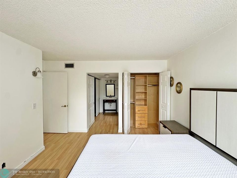 For Sale: $214,900 (2 beds, 2 baths, 965 Square Feet)